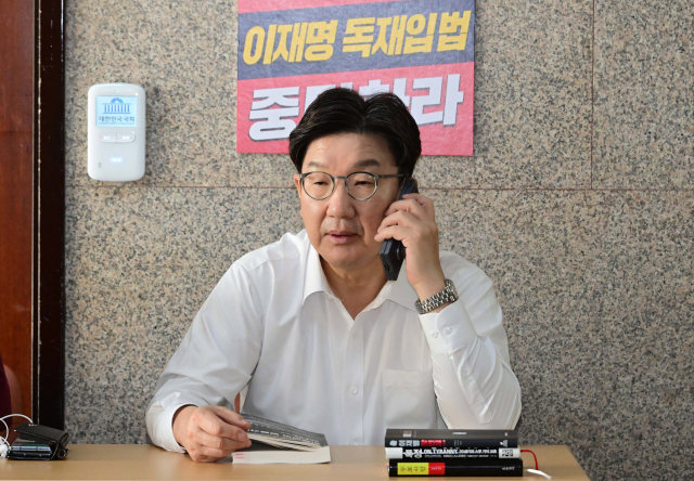권성동 국민의힘 원내대표가 8일 국회에서 김문수 대선 후보와 한덕수 무소속 후보의 단일화를 촉구하며 단식농성을 하고 있다. 오승현 기자