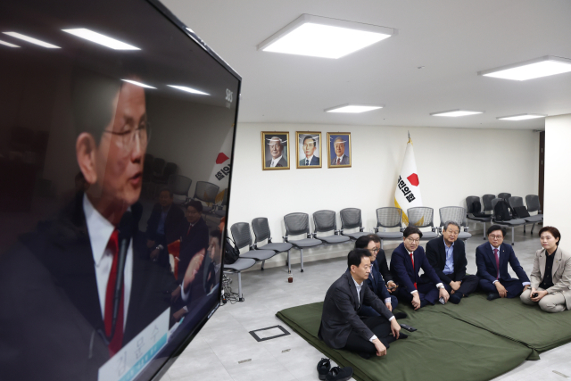 김문수 국민의힘 대통령 후보에게 단일화 약속을 촉구하며 무기한 단식에 돌입한 권성동 원내대표와 김무성, 류준상 상임고문 등이 8일 오전 서울 여의도 중앙당사에서 김 후보의 관훈토론회 생중계를 보고 있다. 뉴스1