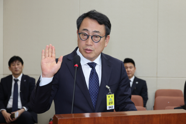 유영상 SK텔레콤 대표이사가 8일 서울 여의도 국회 과학기술정보방송통신위원회에서 열린 SK텔레콤 해킹 관련 청문회에 출석해 증인 선서를 하고 있다. 뉴스1