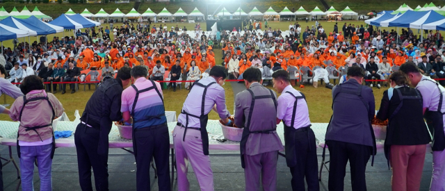 제20회 영산포 홍어축제 홍어 무침 퍼포먼스. 사진 제공=나주시