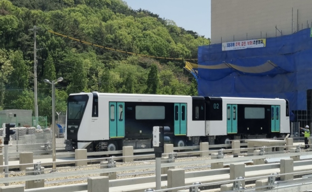 양산선(부산 금정구 노포동~양산시 북정동) 차량 기지에 반입된 경전철 차량. 사진제공=부산교통공사