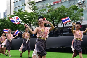 대구는 축제 중…17일까지 11개 봄축제 퍼레이드