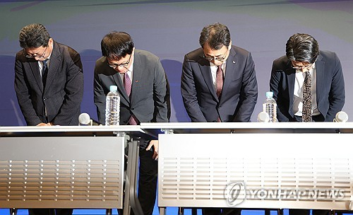 유영상 SK텔레콤 대표이사(왼쪽 세번째)를 포함한 경영진이 2일 서울 중구 SKT타워에서 열린 유심 정보 유출 관련 일일 브리핑에서 허리 숙여 사과하고 있다. 연합뉴스