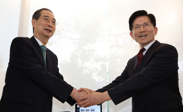 국민의힘 김문수 대선 후보와 무소속 한덕수 대선 예비후보가 지난 7일 서울 종로구의 한 식당에서 후보 단일화 관련 회동을 하고 있다. 성형주 기자