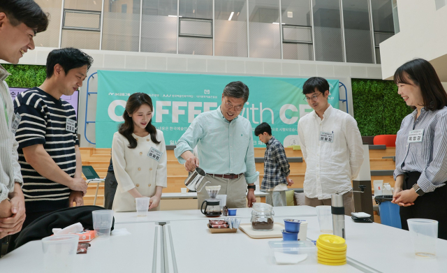 황병우 iM금융그룹 회장이 지난 달 24일 대구 iM뱅크 제2본점에서 진행된 지주사 임직원과의 타운홀 미팅에서 바리스타 체험을 하고 있다. 사진제공=iM뱅크