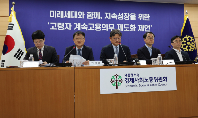 8일 서울 종로구 대통령 직속 경제사회노동위원회에서 열린 '고령자 계속고용의무 제도화 공익위원 제언' 브리핑에서 이영면 인구구조 변화 대응 계속고용위원회 위원장이 발언을 하고 있다. 연합뉴스