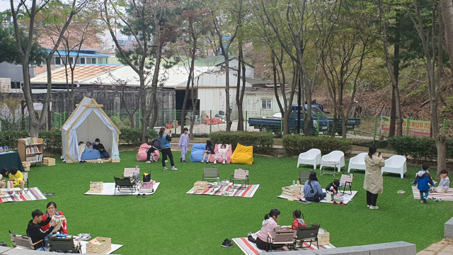 울주옹기종기도서관이 자연과 함께하는 야외도서관 ‘초록빛 책마당’을 운영한다. 사진제공=울주군