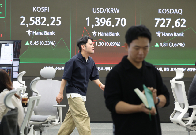 8일 오전 서울 중구 하나은행 본점 딜링룸에서 딜러들이 분주히 움직이고 있다. 연합뉴스