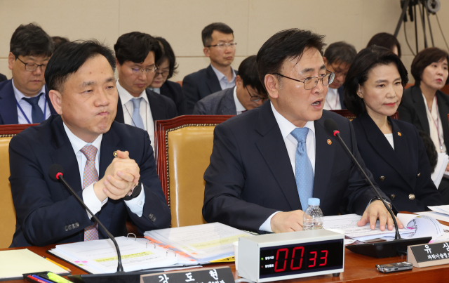 8일 국회 과학기술정보방송통신위원회 전체회의에서 열린 SK텔레콤 유심 해킹 사건 청문회에서 유상임 과학기술정보통신부 장관과 강도현(왼쪽) 과기정통부 제2차관이 출석해 있다. 연합뉴스