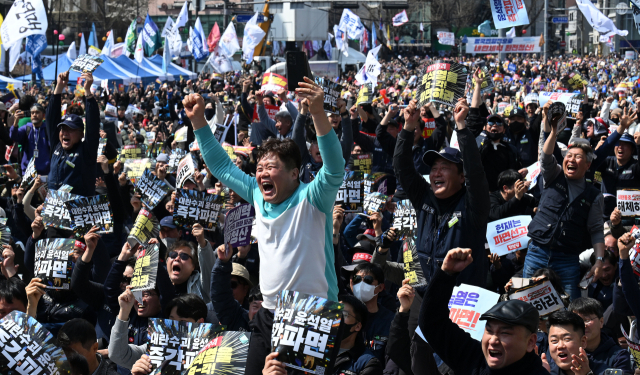 헌법재판소가 윤석열 대통령을 파면한 4일 서울 종로구 안국역 인근에서 퇴진비상행동과 민주노총 등 탄핵 찬성 측 집회 참가자들이 탄핵이 인용되자 환호하고 있다. 조태형 기자