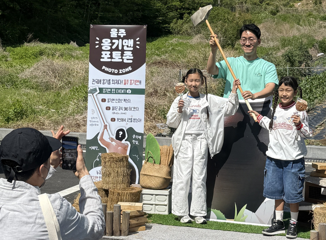 지난 3~5일 열린 울산옹기축제 현장에서 인기를 끌고 있는 ‘옹기맨’. 사진제공=울주군