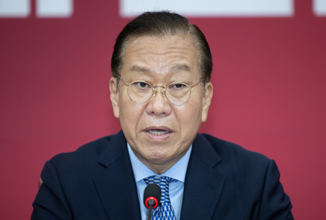 권영세 국민의힘 비상대책위원장이 8일 오후 서울 여의도 국회에서 단일화 관련 기자간담회를 하고 있다. 뉴스1