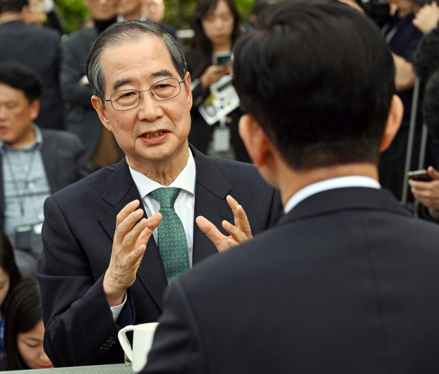 한덕수 무소속 대선 예비후보와 김문수 국민의힘 대선 후보가 8일 국회 사랑재에서 만나 후보 단일화를 위한 2차 회동을 하고 있다. 오승현 기자