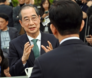 한덕수 "단일화 말잔것" 김문수 "난데없이 나타나"