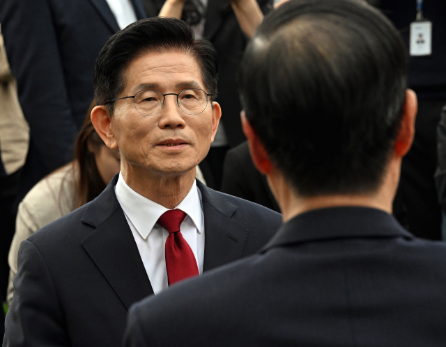 김문수 국민의힘 대선 후보와 한덕수 무소속 대선 예비후보가 8일 국회 사랑재에서 만나 후보 단일화를 위한 2차 회동을 하고 있다. 오승현 기자