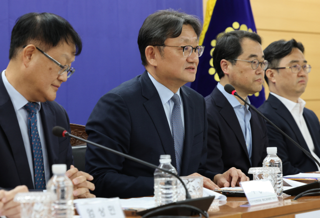 권기섭(왼쪽 두 번째) 경제사회노동위원회 위원장이 8일 서울 종로구 대통령 직속 경사노위에서 열린 ‘고령자 계속고용의무 제도화 공익위원 제언’ 브리핑에서 발언하고 있다. 연합뉴스