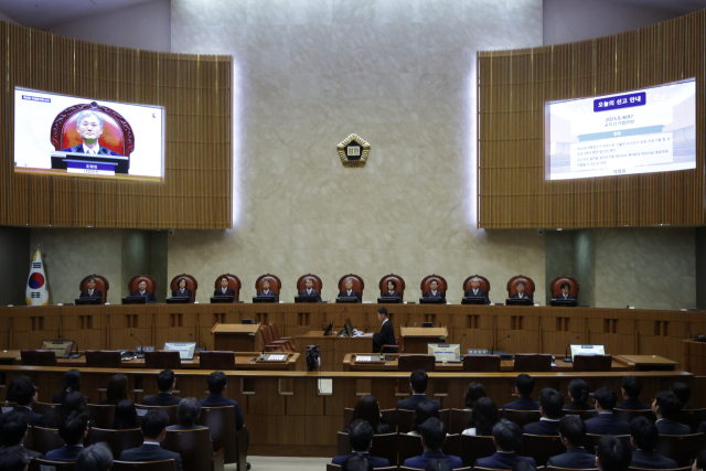 조희대 대법원장을 비롯한 대법관들이 1일 오후 이재명 더불어민주당 대선 후보의 공직선거법 사건 전원합의체 선고를 위해 서울 서초구 대법원 대법정에 입장해 자리에 앉아 있다. 사진공동취재단