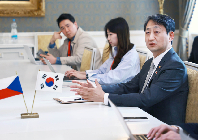 안덕근(오른쪽 첫번째) 산업통상자원부 장관이 7일(현지시간) 체코 프라하 리히텐슈타인 궁에서 국내 언론과 간담회를 하고 있다. 사진 제공=산업부