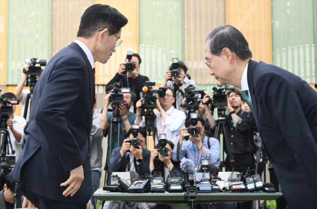 김문수-한덕수 단일화 회동 종료…입장차만 재차 확인