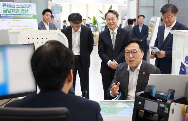 김병환(오른쪽 두 번째) 금융위원장이 8일 서울 중구 신한은행 본점에서 은행권 소상공인 금융지원 방안 시행 현장을 점검하고 있다. 사진 제공=금융위