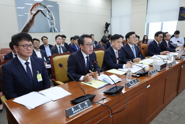 유영상 SK텔레콤 대표이사가 8일 오후 서울 여의도 국회 과학기술정보방송통신위원회에서 열린 SK텔레콤 해킹 관련 청문회에 출석해 의원 질의에 답하고 있다. 뉴스1