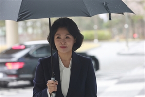 김혜경 선고는 강행, 이재명 재판은 멈춤…엇갈린 법정 시계