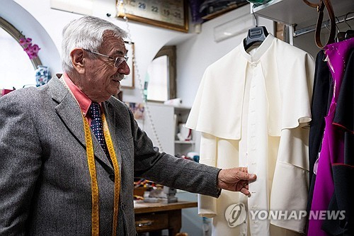 새 교황 '눈물의 방'서 伊 재단사가 만든 예복 입는다