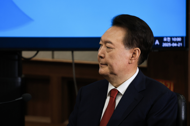 윤석열 전 대통령이 지난 달 21일 서울 서초구 서울중앙지법에서 열린 내란 우두머리 혐의 형사재판 2차 공판에 출석해 있다. 연합뉴스