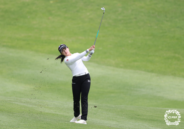 아이언 샷하는 박현경. 사진 제공=KLPGA
