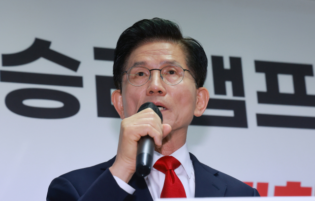 김문수 국민의힘 대선 후보가 8일 자신의 선거 캠프 사무실에서 긴급 기자회견을 열고 후보 단일화에 관한 입장을 밝히고 있다. 연합뉴스