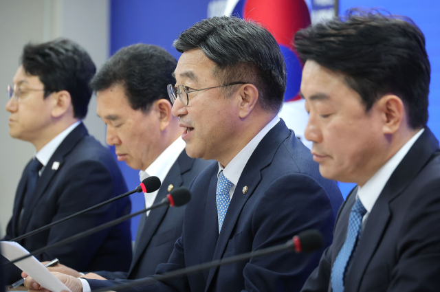 윤호중(오른쪽 두 번째) 더불어민주당 중앙선대위 총괄본부장이 8일 민주당사에서 열린 총괄본부장단 회의에서 발언하고 있다. 연합뉴스