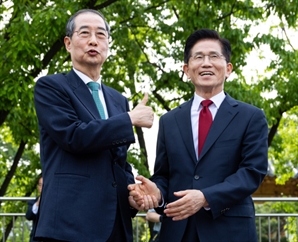 민심은 韓 보다는 金?…단일화 압박에 정치 테마주 상한가[이런국장 저런주식]