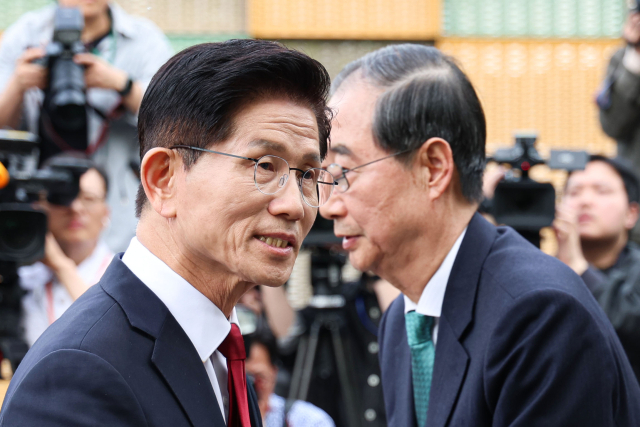 김문수 국민의힘 대선후보와 한덕수 무소속 대선 예비후보가 8일 서울 국회 사랑재에 위치한 커피숍에서 회동을 마친 후 인사하고 있다. 연합뉴스