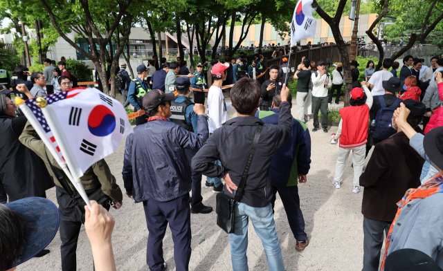 서울 국회 사랑재에 위치한 커피숍에서 국민의힘 김문수 대선후보와 무소속 한덕수 대선 예비후보간 단일화 관련 회동이 열린 8일 김 후보 지지자들이 권영세 비대위원장과 권성동 원내대표의 사퇴를 촉구하는 구호를 외치고 있다. 연합뉴스