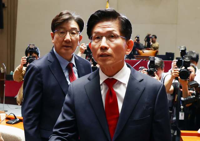 김문수 국민의힘 대선 후보가 9일 서울 여의도 국회에서 열린 의원총회에 참석한 뒤 나오고 있다. 왼쪽은 권성동 원내대표. 뉴스1
