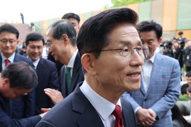 김문수 국민의힘 대통령 후보와 한덕수 무소속 대선 예비후보가 8일 서울 여의도 국회 강변서재에서 '후보 단일화' 회동을 마친 뒤 참석자들에게 인사하고 있다. 뉴스1