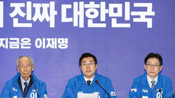 박찬대(가운데) 더불어민주당 상임 총괄선대위원장이 7일 오전 서울 여의도 민주당사에서 열린 중앙선거대책위원회의에서 발언을 하고 있다. 뉴스1