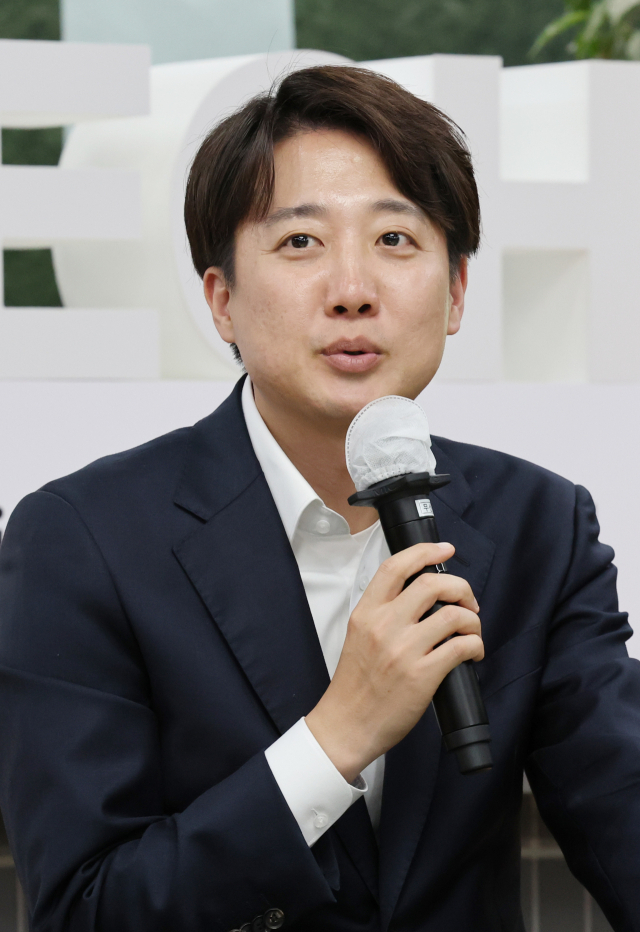 이준석 개혁신당 대선 후보가 7일 대전 유성구 한국과학기술원(KAIST)에서 학생들과 '2030 현장 청취' 간담회를 하고 있다. 뉴스1