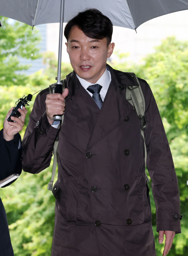 이정섭 대전고검 검사가 9일 서울 서초구 서울중앙지방법원에서 열린 '위장전입·청탁금지법 위반' 1심 1회 공판에 출석하고 있다. 연합뉴스