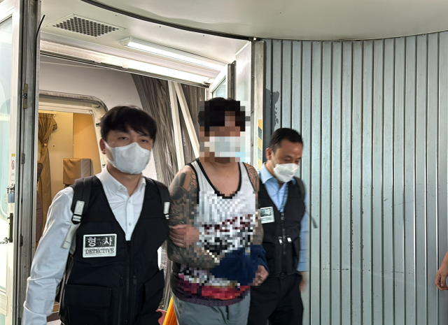 리딩방 사기 조직원이 태국에서 한국으로 송환되고 있는 모습. 사진 제공=서울경찰청