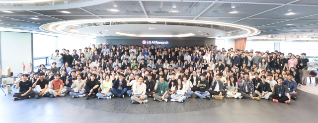 LG AI연구원 임직원들이 단체 기념 촬영을 하고 있다. 사진제공=LG