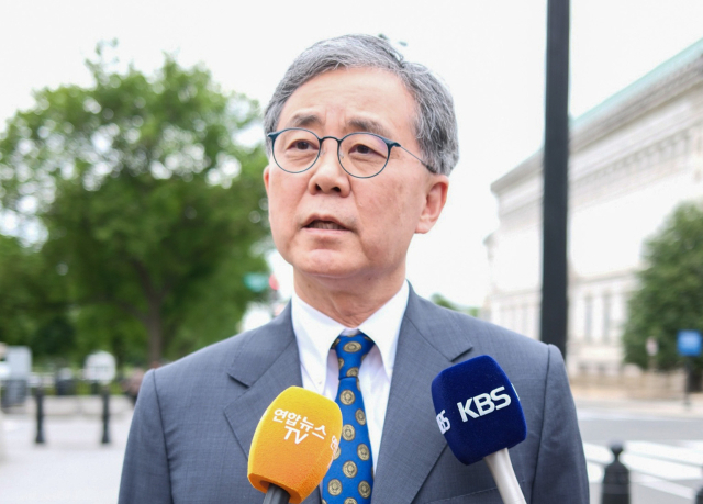 이재명 더불어민주당 대선 후보 외교안보보좌관인 김현종 전 청와대 국가안보실 2차장이 8일(현지 시간) 미국 워싱턴 백악관 앞에서 백악관 고위 관계자와 회동한 뒤 결과를 설명하고 있다. 연합뉴스
