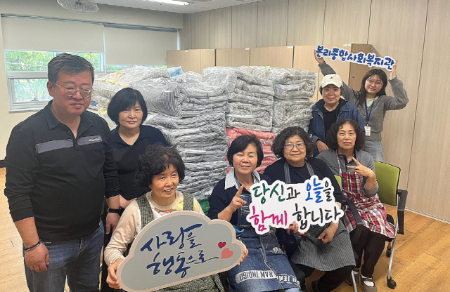 홀트아동복지회 산하시설 달서구본리종합사회복지관의 나눔동아리 ‘씨실과날실’ 회원들이 지난 4월 18일 청송을 방문해 직접 제작한 침구 50채를 이재민들에게 전달하고 있다. 사진=홀트아동복지회