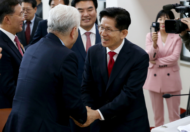 김문수 국민의힘 대선 후보가 9일 경기도 수원시 장안구 경기도당에서 열린 경기도당 선거대책위원회 발대식에서 당원들과 인사하고 있다. 사진 제공=김문수 후보 대선캠프