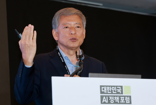 염재호 태재대 총장 겸 국가인공지능위원회 부위원장이 9일 서울 중구 롯데호텔 사파이어볼룸에서 열린 ‘대한민국 AI 정책 포럼’에 참석해 기조연설하고 있다. 연합뉴스