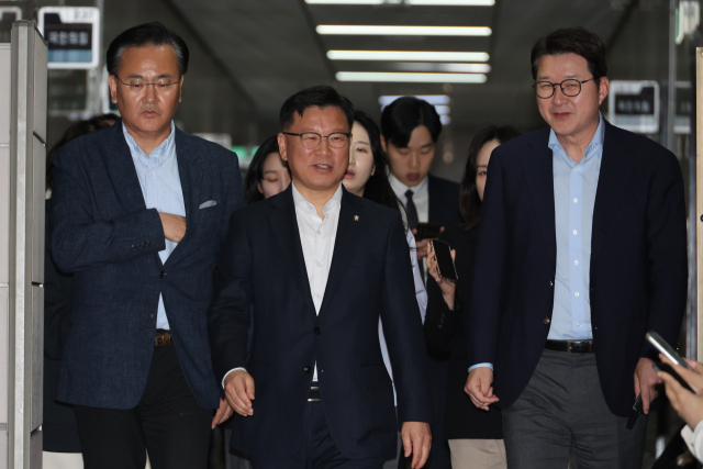 이양수(가운데) 국민의힘 사무총장이 9일 서울 여의도 국회에서 재개된 김문수 대선 후보와 한덕수 무소속 대선 예비 후보 간의 단일화 협상에 참석하고 있다. 연합뉴스