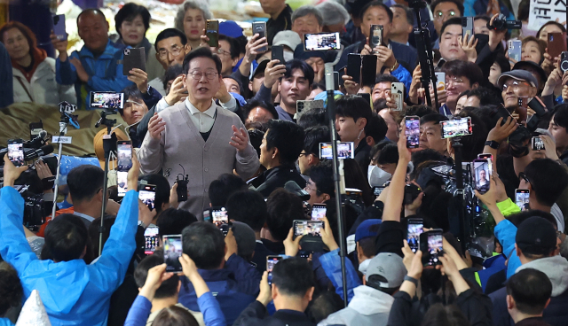 이재명 더불어민주당 대선 후보가 제3차 골목골목 경청투어로 경북 지역 방문에 나선 9일 경북 영천시 영천공설시장에서 시장 상인 및 지지자들 앞에서 연설하고 있다. 연합뉴스