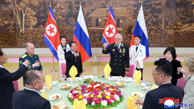 전승절 맞아 러시아 대사관 찾은 김정은…북러 밀착 과시