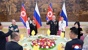 전승절 맞아 러시아 대사관 찾은 김정은…북러 밀착 과시