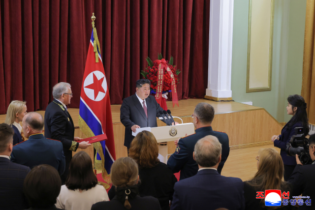 김정은 북한 국무위원장이 소련의 제2차 세계대전 승리(전승절) 80주년을 맞아 9일 오전 평양 주재 러시아 대사관을 방문해 축하 연설을 했다고 조선중앙통신이 9일 보도했다. 조선중앙통신=연합뉴스
